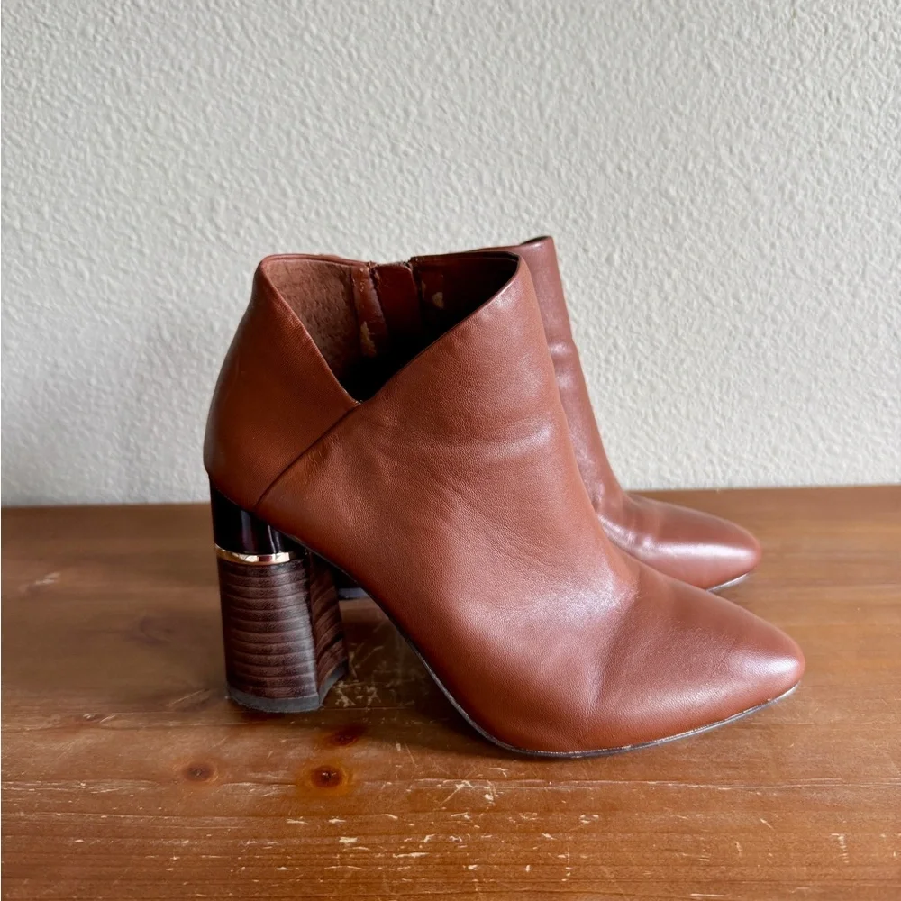 Antonio Melani Sofie Cognac Leather V-Cut Ankle Boots Block Gold Heel Bootie 7M